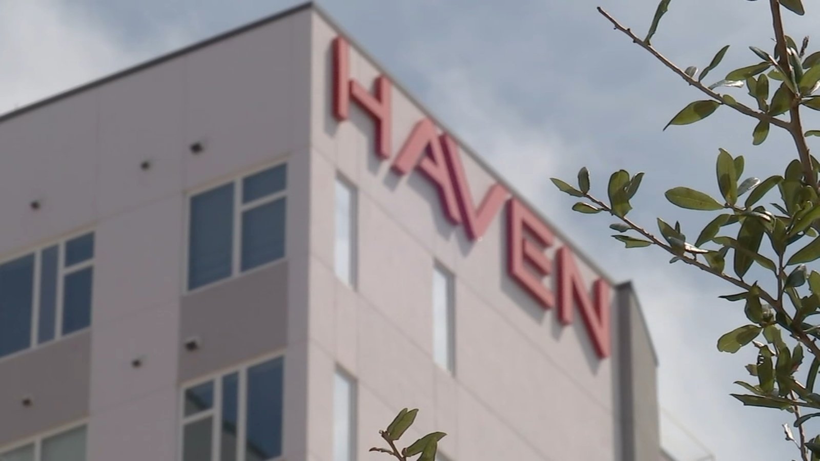 University of Houston students move into unfinished apartment building Haven at Elgin after weeks of delay